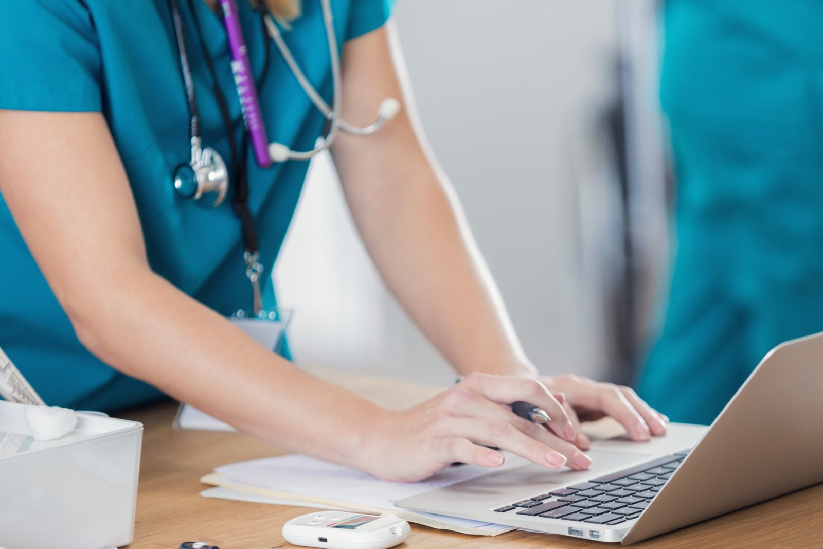 Nurse using a laptop to learn